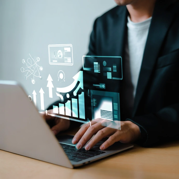 Profesional trabajando en laptop con gráficos de crecimiento digital para negocios en Panamá