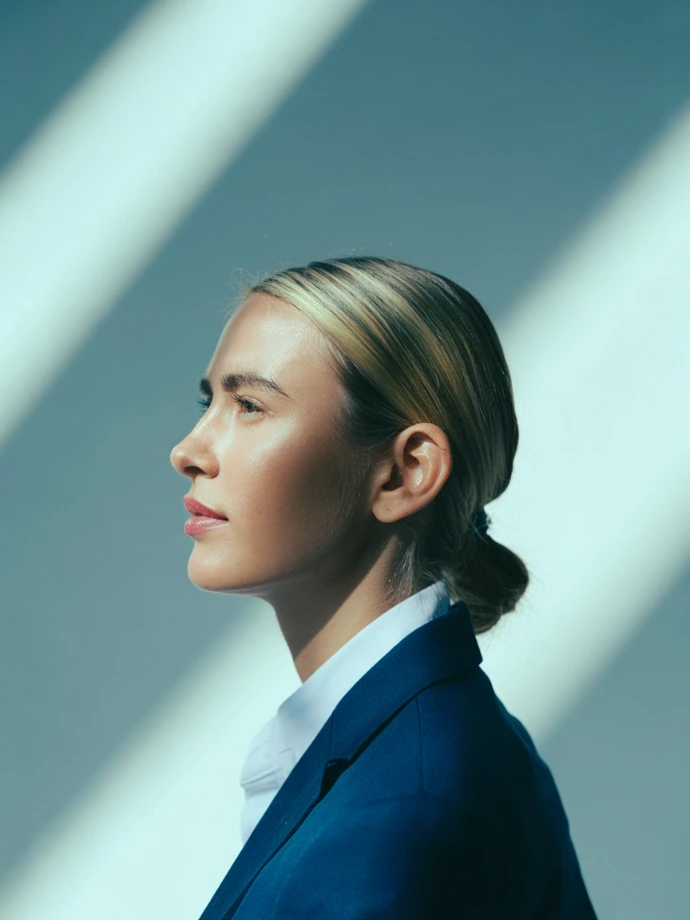 Empresaria profesional que confía en su presencia digital para hacer crecer su negocio