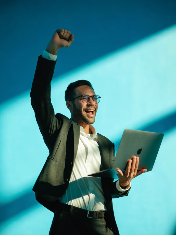 Empresario celebrando el crecimiento de su negocio gracias a su página web profesional